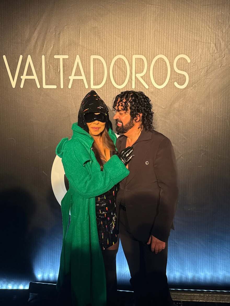 Άντζελα Δημητρίου: Η εκκεντρική εμφάνισή της σε επίδειξη μόδας - Δείτε βίντεο