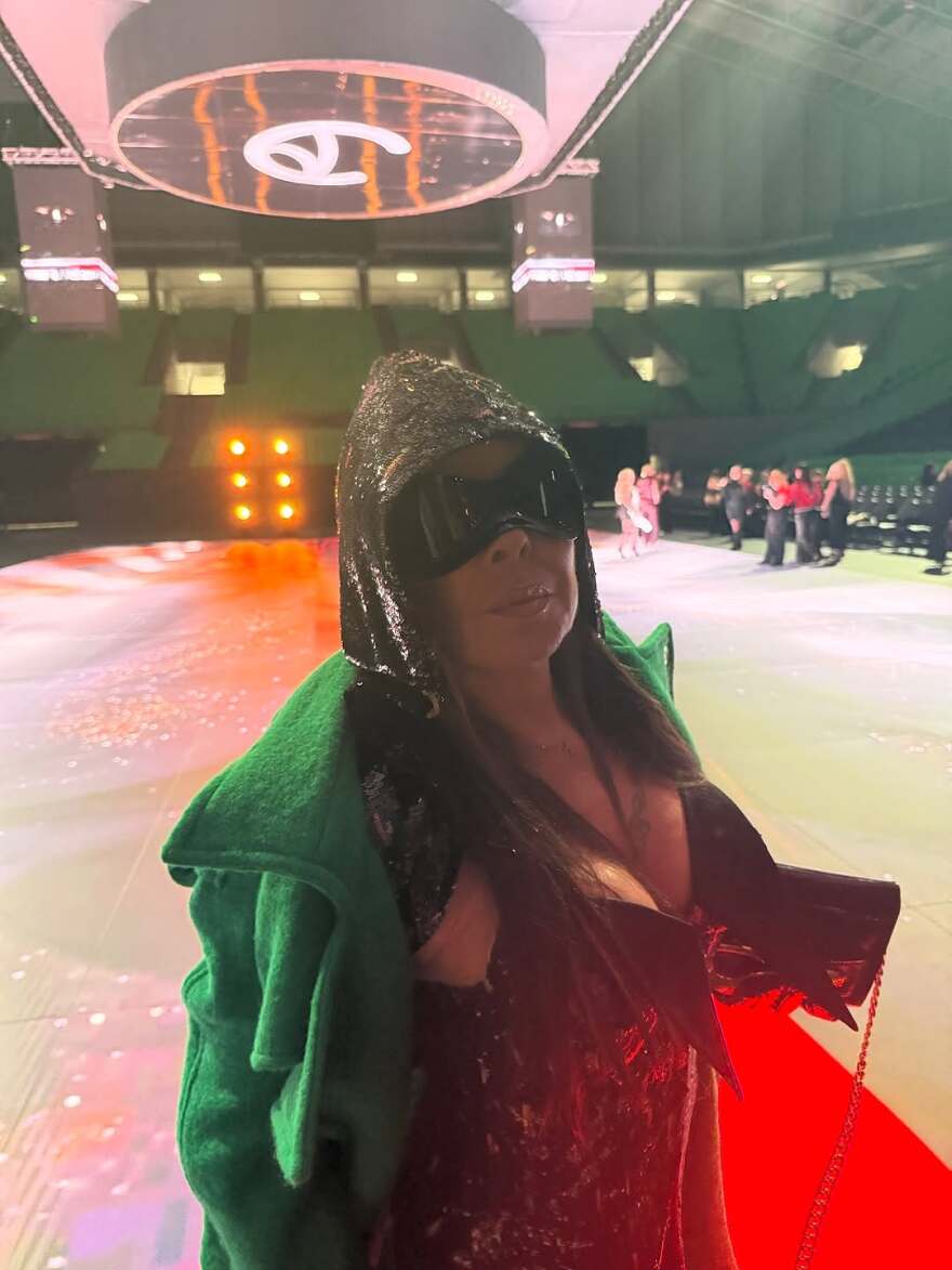 Άντζελα Δημητρίου: Η εκκεντρική εμφάνισή της σε επίδειξη μόδας - Δείτε βίντεο