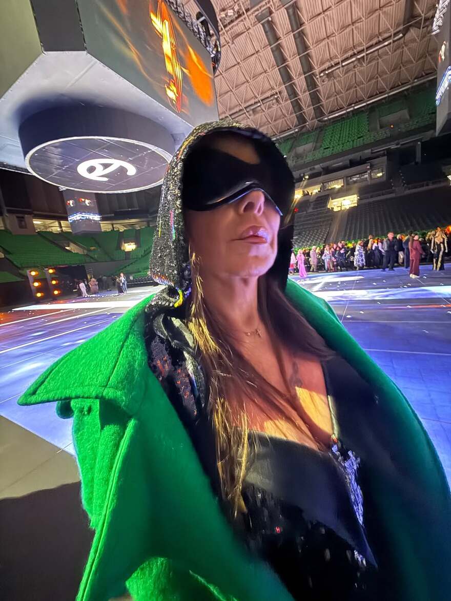 Άντζελα Δημητρίου: Η εκκεντρική εμφάνισή της σε επίδειξη μόδας - Δείτε βίντεο