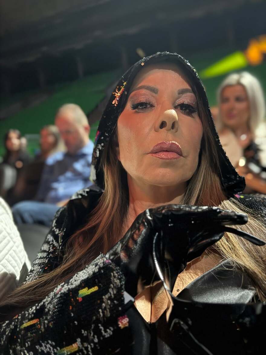 Άντζελα Δημητρίου: Η εκκεντρική εμφάνισή της σε επίδειξη μόδας - Δείτε βίντεο