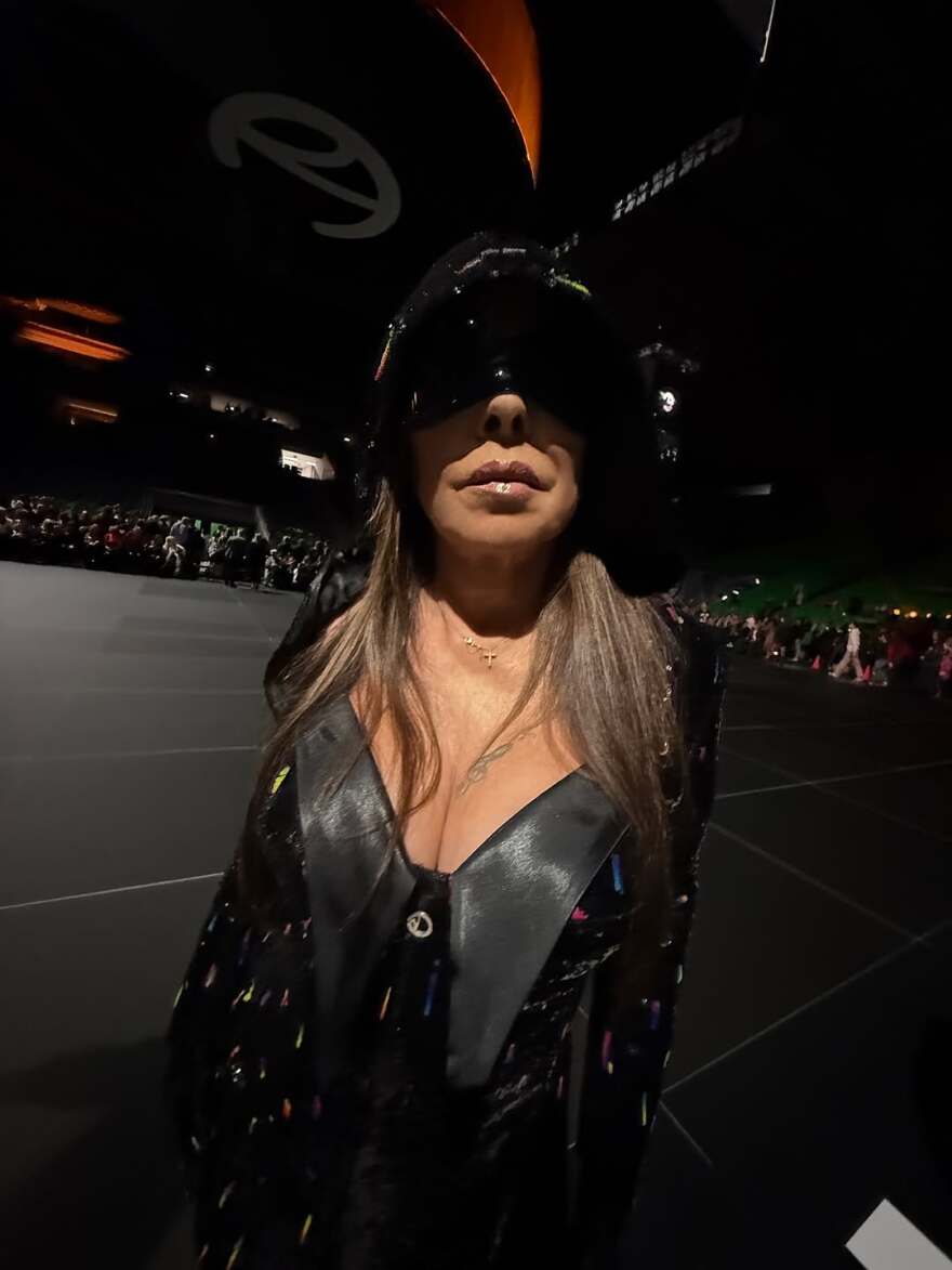 Άντζελα Δημητρίου: Η εκκεντρική εμφάνισή της σε επίδειξη μόδας - Δείτε βίντεο