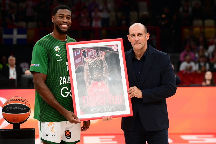 Ολυμπιακός - Ζάλγκιρις: Οι Αγγελόπουλοι  βράβευσαν τους Γουίλιαμς Γκος και Ράιτ