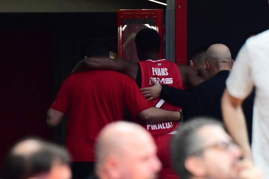 Σοκ στον Ολυμπιακό, ρήξη αχίλλειου τένοντα υπέστη ο Κίναν Έβανς: Θα απουσιάσει για μεγάλο χρονικό διάστημα από τα παρκέ Σοκ στον Ολυμπιακό, ρήξη αχίλλειου τένοντα υπέστη ο Κίναν Έβανς: Θα απουσιάσει για μεγάλο χρονικό διάστημα από τα παρκέ - Δείτε βίντεο