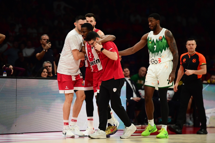 Σοκ στον Ολυμπιακό, ρήξη αχίλλειου τένοντα υπέστη ο Κίναν Έβανς: Θα απουσιάσει για μεγάλο χρονικό διάστημα από τα παρκέ Σοκ στον Ολυμπιακό, ρήξη αχίλλειου τένοντα υπέστη ο Κίναν Έβανς: Θα απουσιάσει για μεγάλο χρονικό διάστημα από τα παρκέ - Δείτε βίντεο