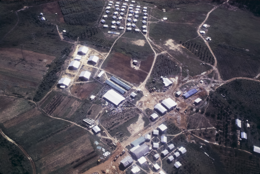 Jim Jones: Ο Αμερικανός ιεροκήρυκας της παράνοιας - Έχτισε δική του πόλη στη ζούγκλα της Γουιάνας, οδήγησε 900 ανθρώπους στην αυτοκτονία