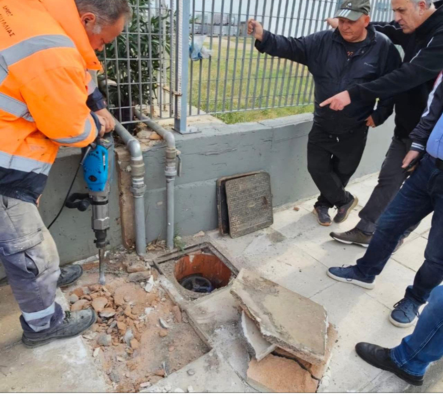 Νέο παράνομο δίκτυο υδροδότησης στη Μάνδρα: Οικισμός έπαιρνε νερό με λάστιχο 1,5 χλμ. από δημοτική παροχή - Δείτε βίντεο
