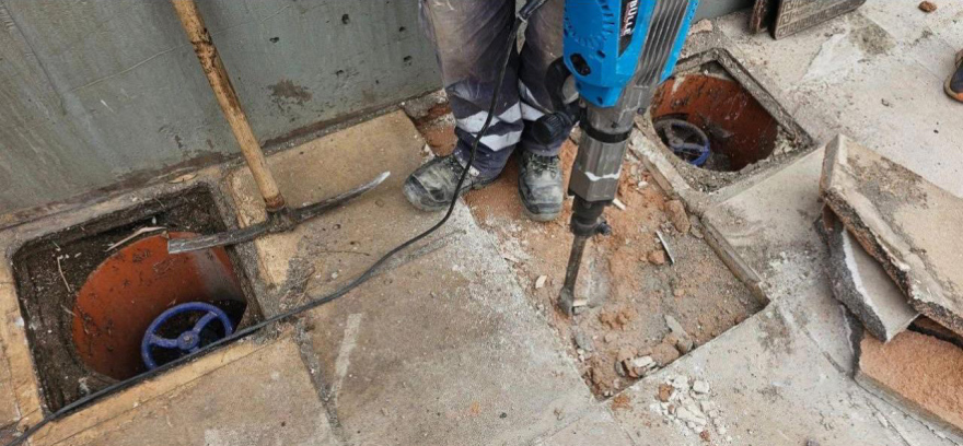 Νέο παράνομο δίκτυο υδροδότησης στη Μάνδρα: Οικισμός έπαιρνε νερό με λάστιχο 1,5 χλμ. από δημοτική παροχή - Δείτε βίντεο
