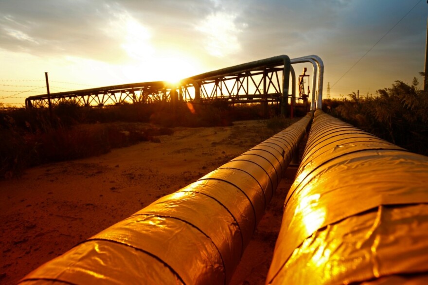 &Delta;&iota;έ&xi;&omicron;&delta;&omicron; &alpha;&pi;ό &tau;&alpha; &Sigma;&tau;&epsilon;&nu;ά &tau;&omicron;&upsilon; &Omicron;&rho;&mu;&omicron;ύ&zeta; &psi;ά&chi;&nu;&omicron;&upsilon;&nu; &omicron;&iota; &chi;ώ&rho;&epsilon;&sigmaf; &tau;&omicron;&upsilon; &Kappa;ό&lambda;&pi;&omicron;&upsilon;: &Tau;&omicron; &mu;&omicron;&nu;&tau;έ&lambda;&omicron; &tau;&omicron;&upsilon; East-West &alpha;&nu;&alpha;&beta;&iota;ώ&nu;&epsilon;&iota; &sigma;&chi;έ&delta;&iota;&alpha; &gamma;&iota;&alpha; &nu;έ&omicron;&upsilon;&sigmaf; &alpha;&gamma;&omega;&gamma;&omicron;ύ&sigmaf; &pi;&epsilon;&tau;&rho;&epsilon;&lambda;&alpha;ί&omicron;&upsilon;
