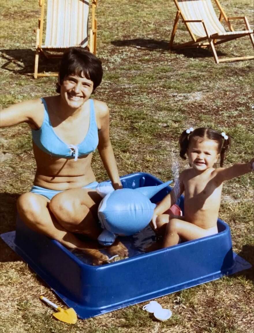 Έλενα Κρίστενσεν: Η φωτογραφία με τη μητέρα της από τα παιδικά της χρόνια