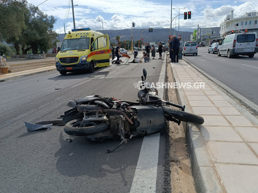 Τροχαίο με μια σοβαρά τραυματία στα Χανιά - Αναβάτης μηχανής έπεσε σε παρμπρίζ αυτοκινήτου, δείτε φωτογραφίες