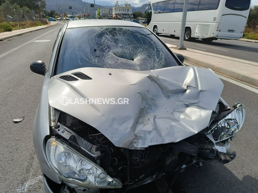 Τροχαίο με μια σοβαρά τραυματία στα Χανιά - Αναβάτης μηχανής έπεσε σε παρμπρίζ αυτοκινήτου, δείτε φωτογραφίες