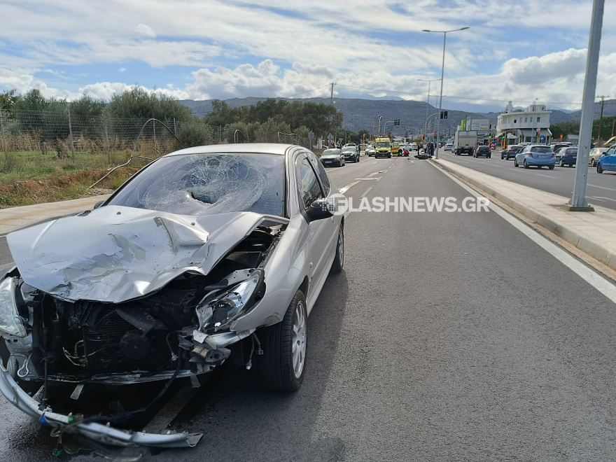 Τροχαίο με μια σοβαρά τραυματία στα Χανιά - Αναβάτης μηχανής έπεσε σε παρμπρίζ αυτοκινήτου, δείτε φωτογραφίες