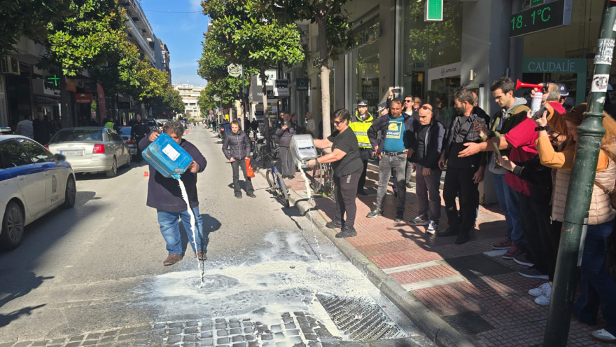 Λάρισα: Κτηνοτρόφοι έριξαν γάλα έξω από το πολιτικό γραφείο του Κέλλα, δείτε βίντεο  