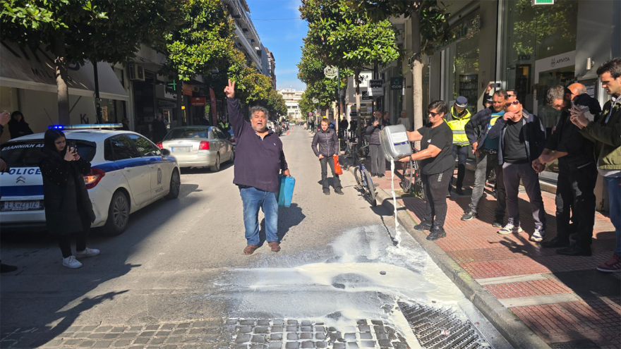 Λάρισα: Κτηνοτρόφοι έριξαν γάλα έξω από το πολιτικό γραφείο του Κέλλα, δείτε βίντεο  