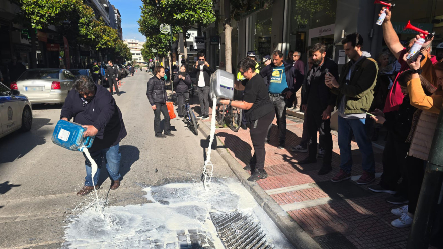 Λάρισα: Κτηνοτρόφοι έριξαν γάλα έξω από το πολιτικό γραφείο του Κέλλα, δείτε βίντεο  