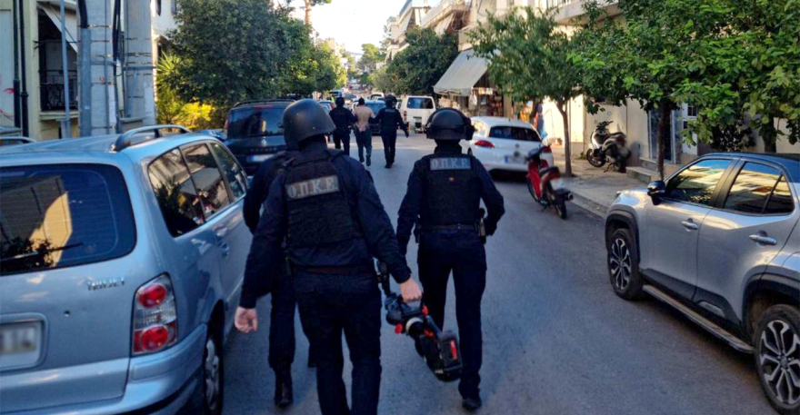 Μεγάλη επιχείρηση της ΕΛ.ΑΣ. σε Αττική, Κόρινθο και Κορυδαλλό για σπείρα Ρομά που έκανε πάνω από 1.000 απάτες