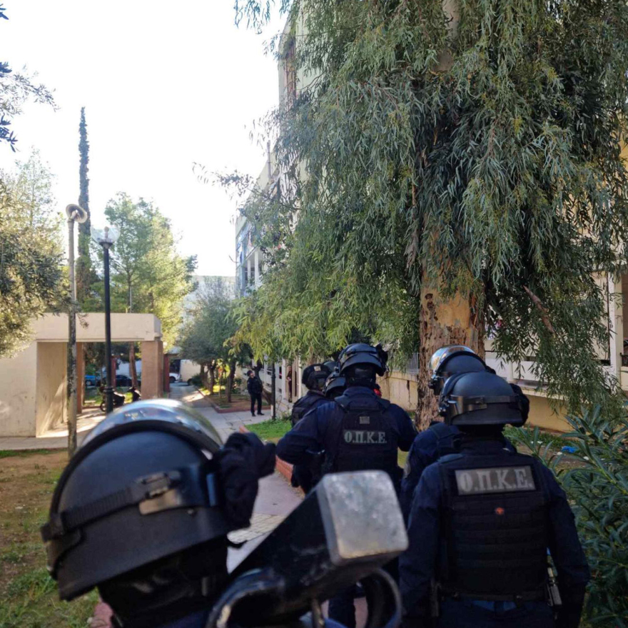 Μεγάλη επιχείρηση της ΕΛ.ΑΣ. σε Αττική, Κόρινθο και Κορυδαλλό για σπείρα Ρομά που έκανε πάνω από 1.000 απάτες