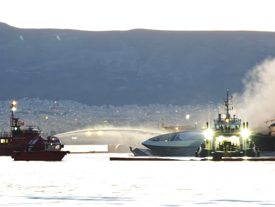 Φωτιά σε τέσσερα σκάφη στη Μαρίνα Ζέας: Βυθίστηκαν τα τρία - Δείτε βίντεο και φωτογραφίες  