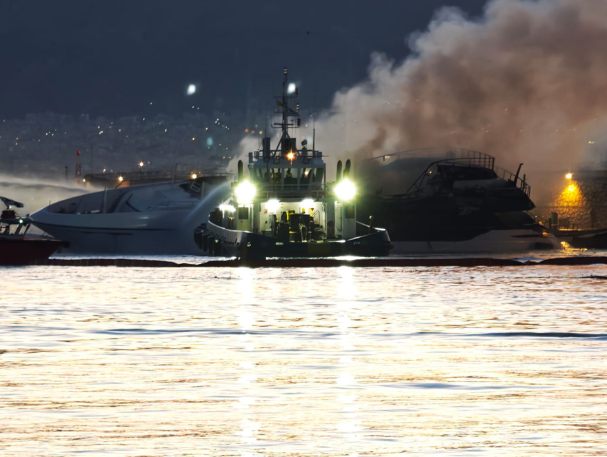Φωτιά σε τέσσερα σκάφη στη Μαρίνα Ζέας: Βυθίστηκαν τα τρία - Δείτε βίντεο και φωτογραφίες  