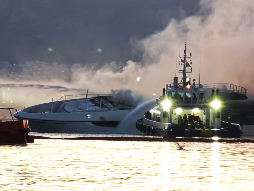 Φωτιά σε τέσσερα σκάφη στη Μαρίνα Ζέας: Βυθίστηκαν τα τρία - Δείτε βίντεο και φωτογραφίες  