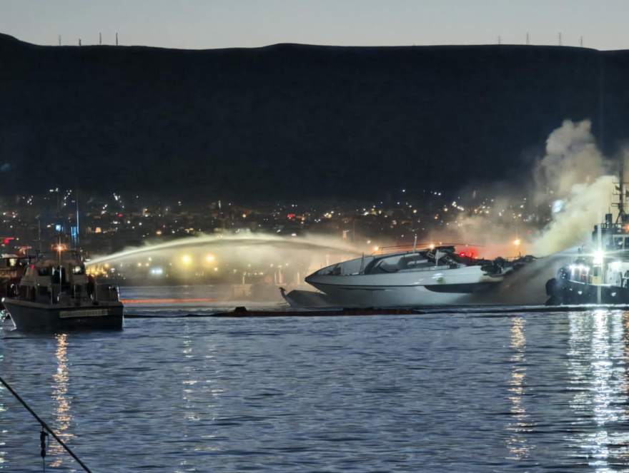 Φωτιά σε τέσσερα σκάφη στη Μαρίνα Ζέας: Βυθίστηκαν τα τρία - Δείτε βίντεο και φωτογραφίες  