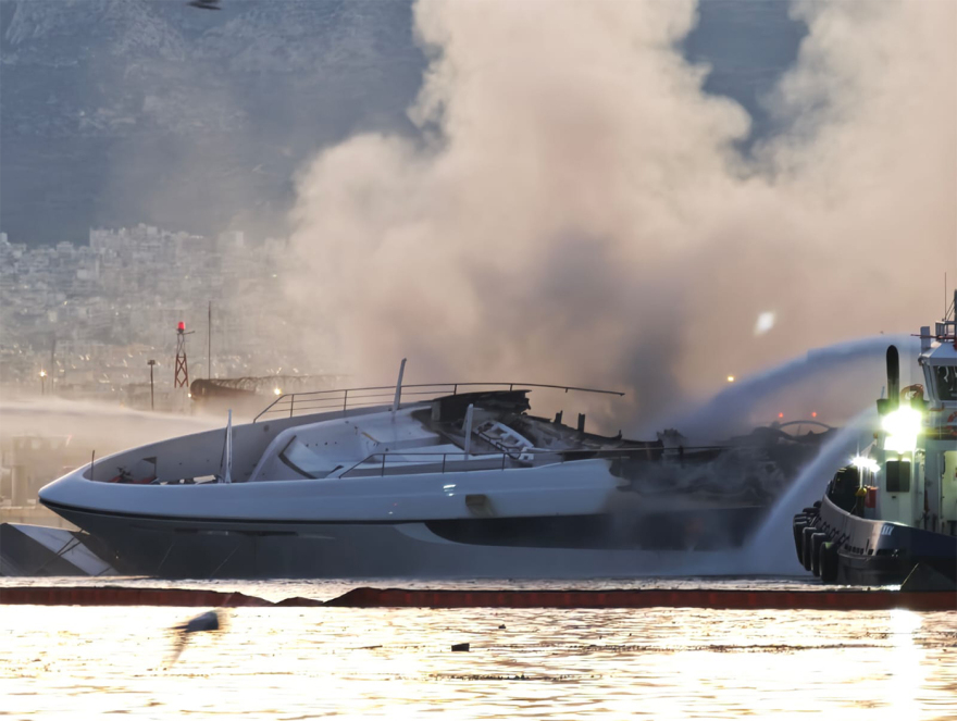 Φωτιά σε τέσσερα σκάφη στη Μαρίνα Ζέας: Βυθίστηκαν τα τρία - Δείτε βίντεο και φωτογραφίες  