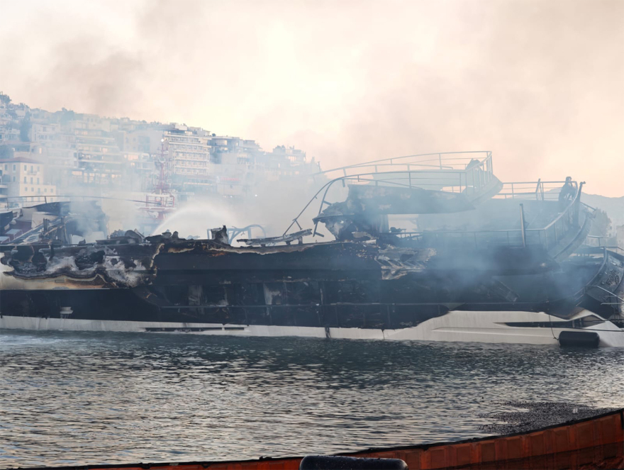 Φωτιά σε τέσσερα σκάφη στη Μαρίνα Ζέας: Βυθίστηκαν τα τρία - Δείτε βίντεο και φωτογραφίες  