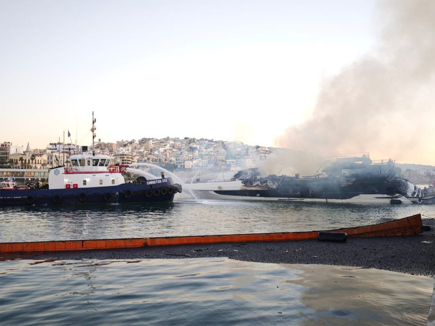 Φωτιά σε τέσσερα σκάφη στη Μαρίνα Ζέας: Βυθίστηκαν τα τρία - Δείτε βίντεο και φωτογραφίες  