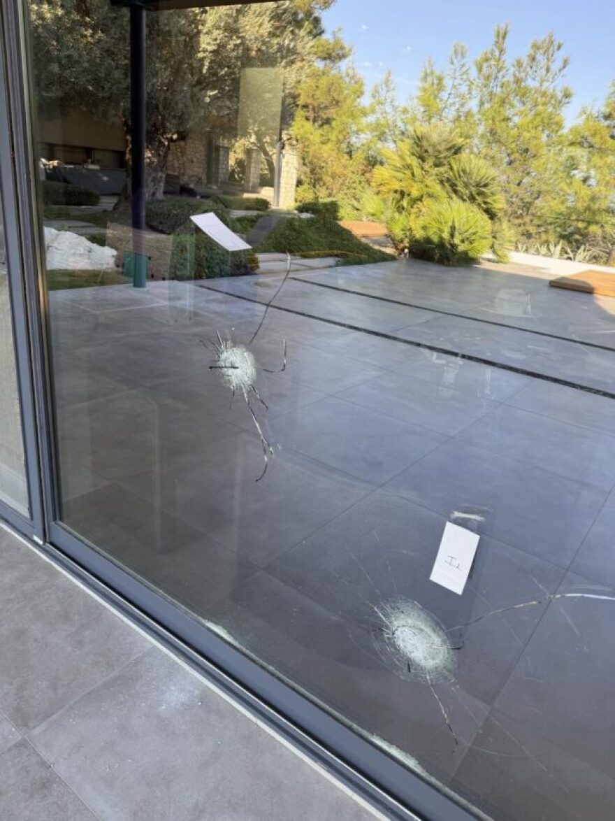 Πυροβόλησαν 14 φορές μεζονέτα επιχειρηματία στη Ρόδο, άφησαν μαύρο στεφάνι στην είσοδο - Δείτε φωτογραφίες