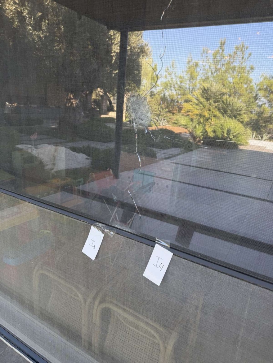 Πυροβόλησαν 14 φορές μεζονέτα επιχειρηματία στη Ρόδο, άφησαν μαύρο στεφάνι στην είσοδο - Δείτε φωτογραφίες