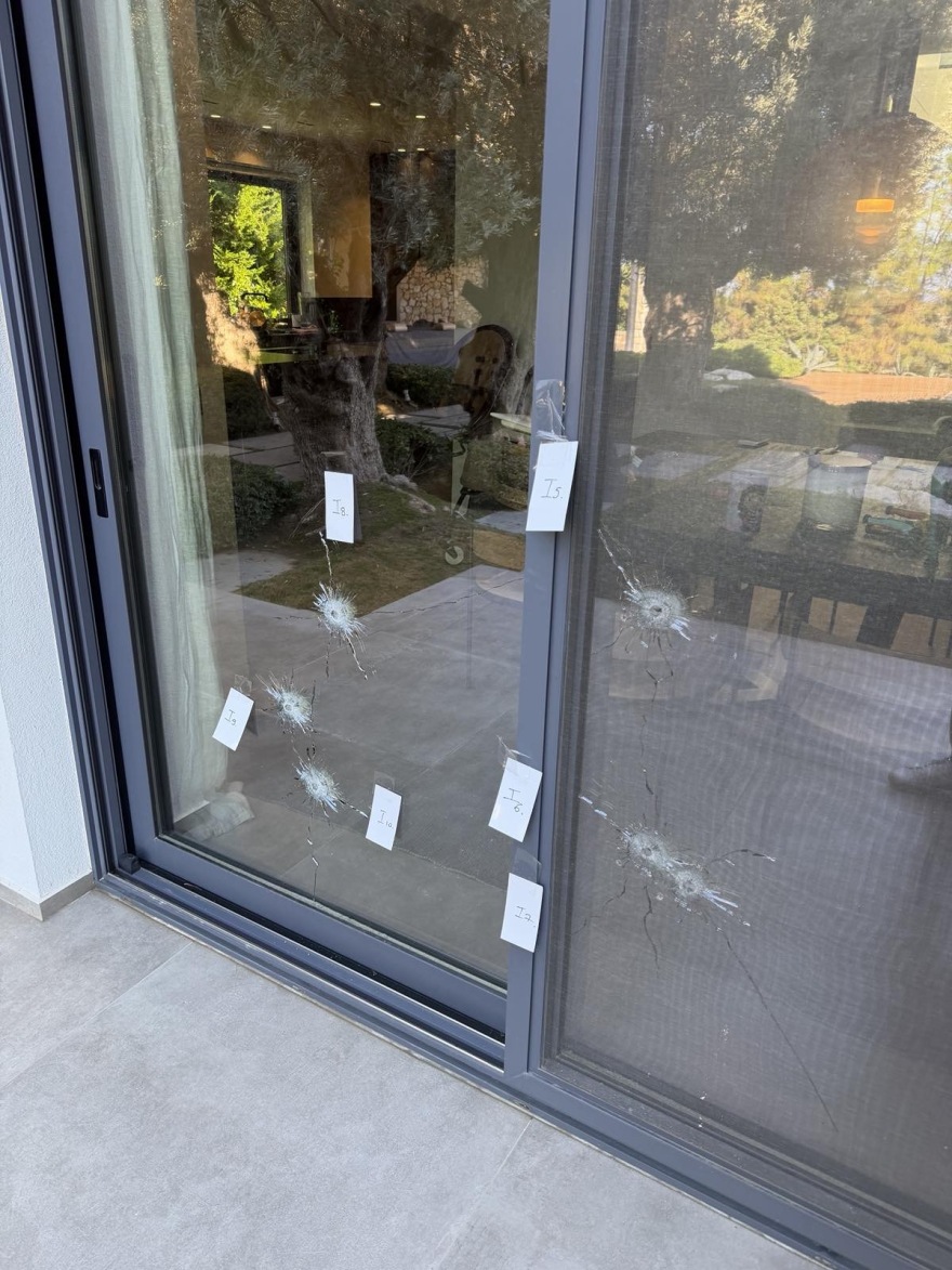 Πυροβόλησαν 14 φορές μεζονέτα επιχειρηματία στη Ρόδο, άφησαν μαύρο στεφάνι στην είσοδο - Δείτε φωτογραφίες