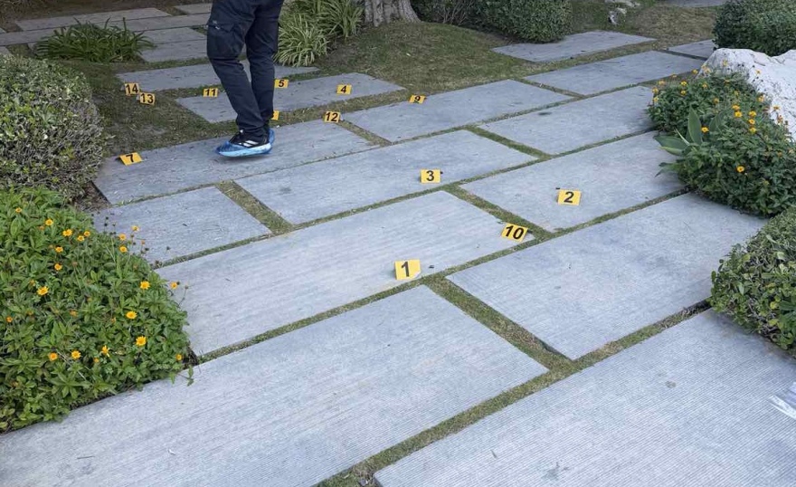 Πυροβόλησαν 14 φορές μεζονέτα επιχειρηματία στη Ρόδο, άφησαν μαύρο στεφάνι στην είσοδο - Δείτε φωτογραφίες