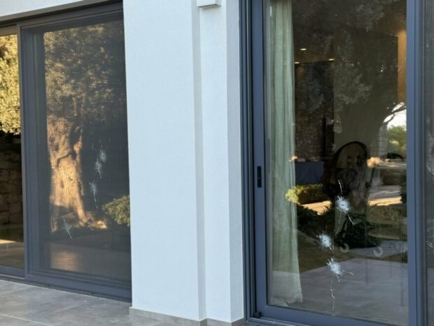 Πυροβόλησαν 14 φορές μεζονέτα επιχειρηματία στη Ρόδο, άφησαν μαύρο στεφάνι στην είσοδο - Δείτε φωτογραφίες