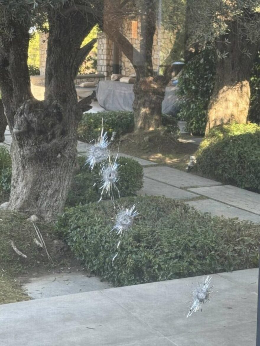 Πυροβόλησαν 14 φορές μεζονέτα επιχειρηματία στη Ρόδο, άφησαν μαύρο στεφάνι στην είσοδο - Δείτε φωτογραφίες