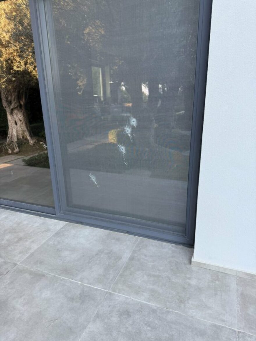 Πυροβόλησαν 14 φορές μεζονέτα επιχειρηματία στη Ρόδο, άφησαν μαύρο στεφάνι στην είσοδο - Δείτε φωτογραφίες