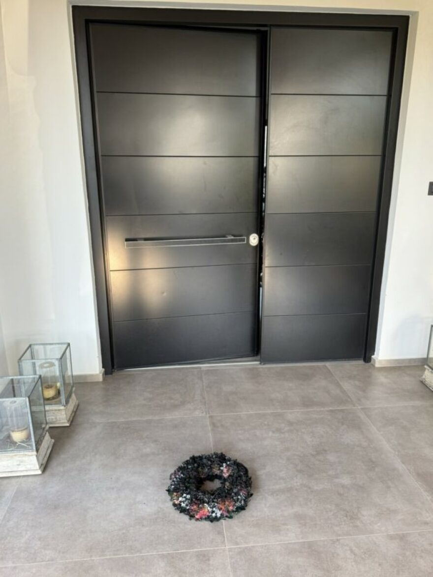 Πυροβόλησαν 14 φορές μεζονέτα επιχειρηματία στη Ρόδο, άφησαν μαύρο στεφάνι στην είσοδο - Δείτε φωτογραφίες