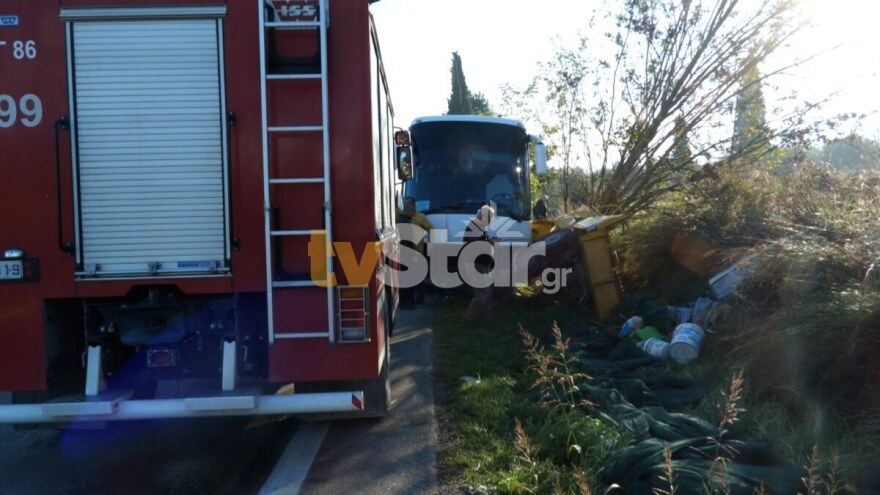 Σύγκρουση λεωφορείου με αγροτικό έξω από την Αλίαρτο - Δύο τραυματίες, δείτε φωτογραφίες