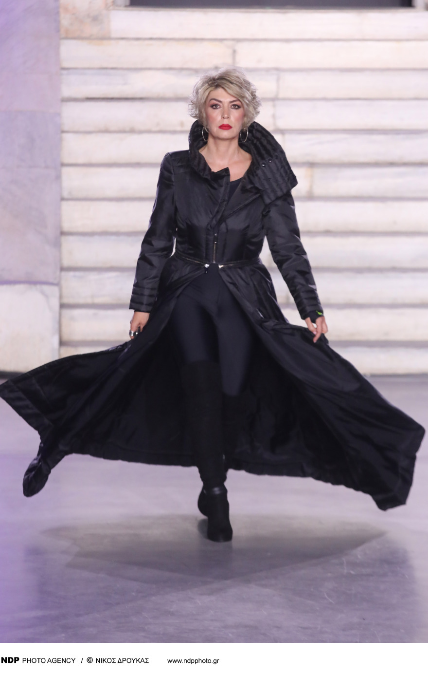 Η «Γυναίκα με τα Μαύρα» περπάτησε στην πασαρέλα της Εβδομάδας Μόδας - Δείτε φωτογραφίες