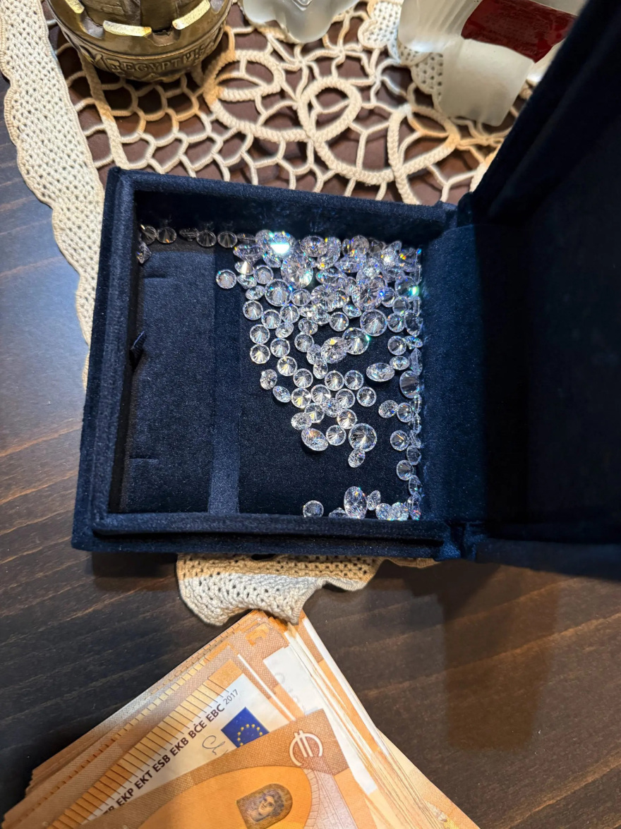 Συνελήφθη επιχειρηματίας που υποσχόταν «επενδύσεις» σε παιχνίδια καζίνο - Το κύκλωμα άρπαξε πάνω από 1 εκατ. ευρώ, βρέθηκαν και διαμάντια