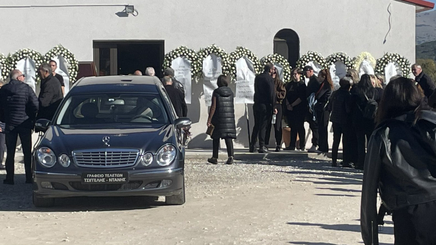 Σε βαρύ κλίμα η κηδεία της 49χρονης Ζωής που πέθανε στον φούρνο στο Δαμάσι Λάρισας