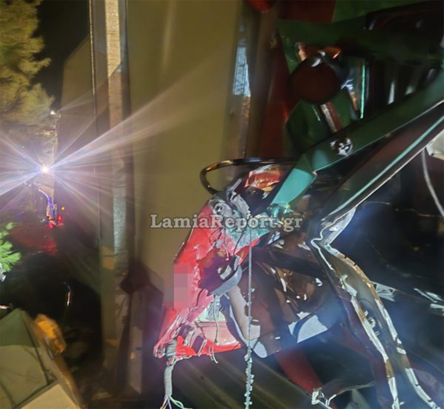 Νταλίκα εξετράπη της πορείας της στην εθνική οδό κοντά στα Καμένα Βούρλα - Δείτε φωτογραφίες