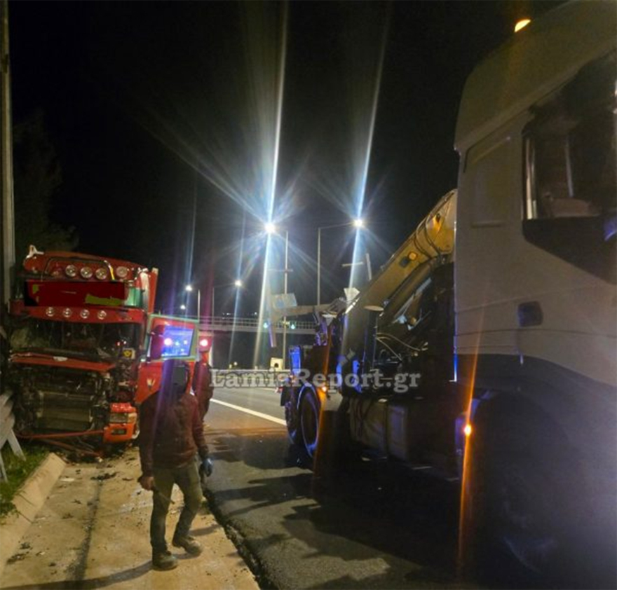 Νταλίκα εξετράπη της πορείας της στην εθνική οδό κοντά στα Καμένα Βούρλα - Δείτε φωτογραφίες