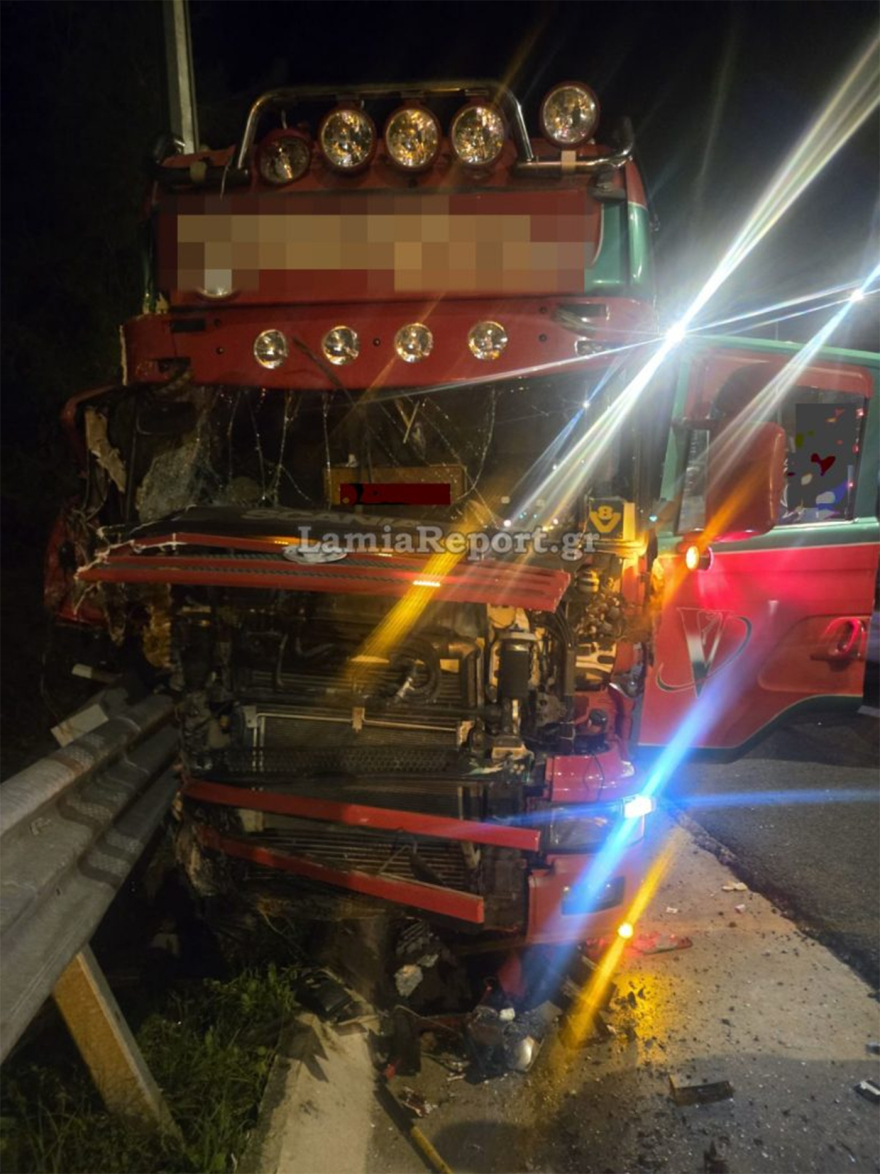 Νταλίκα εξετράπη της πορείας της στην εθνική οδό κοντά στα Καμένα Βούρλα - Δείτε φωτογραφίες