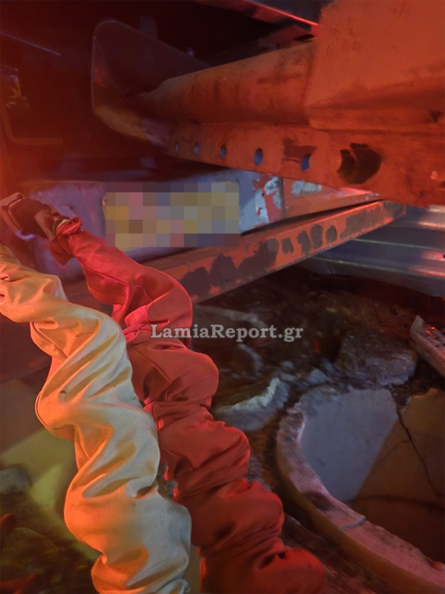 Νταλίκα εξετράπη της πορείας της στην εθνική οδό κοντά στα Καμένα Βούρλα - Δείτε φωτογραφίες