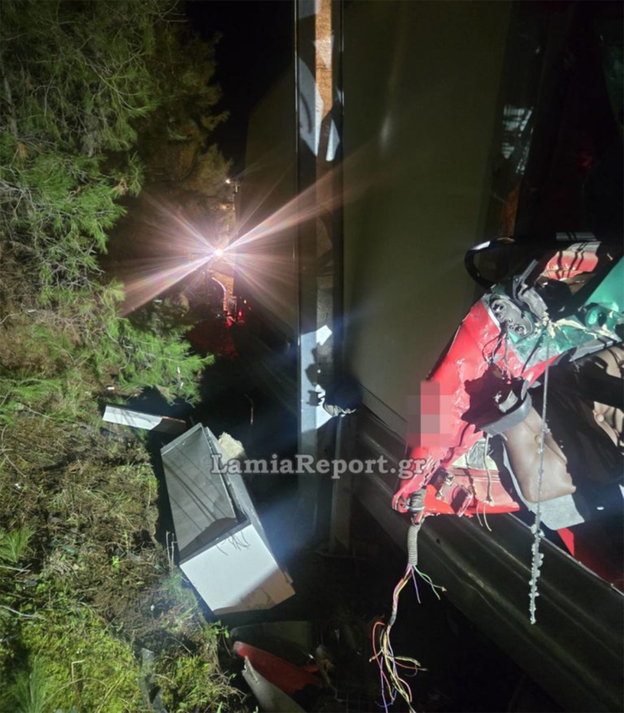 Νταλίκα εξετράπη της πορείας της στην εθνική οδό κοντά στα Καμένα Βούρλα - Δείτε φωτογραφίες