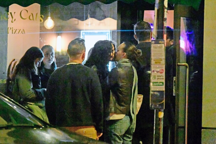 Η Λίλι Ρόουζ Ντεπ δεν κρύβει τον έρωτά της - Το φιλί με τη σύντροφό της στους δρόμους του Λονδίνου