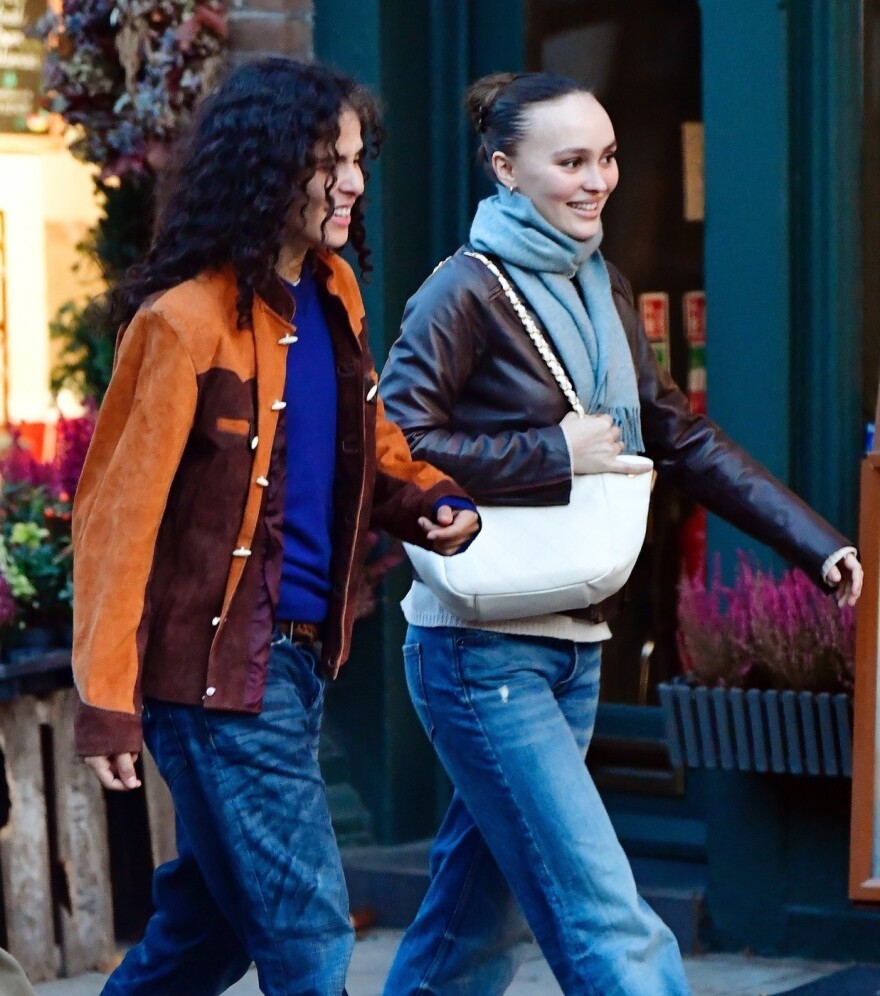 Η Λίλι Ρόουζ Ντεπ δεν κρύβει τον έρωτά της - Το φιλί με τη σύντροφό της στους δρόμους του Λονδίνου