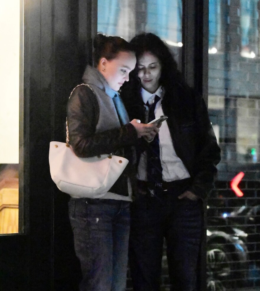 Η Λίλι Ρόουζ Ντεπ δεν κρύβει τον έρωτά της - Το φιλί με τη σύντροφό της στους δρόμους του Λονδίνου