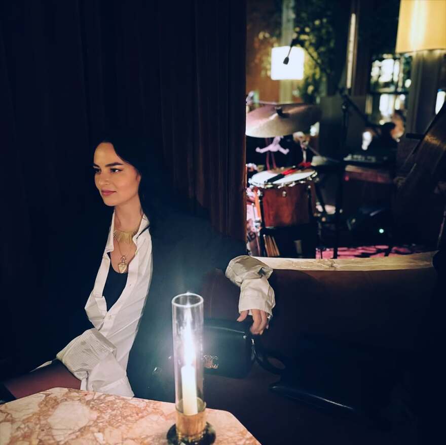 Ζενεβιέβ Μαζαρί: Τα φιλιά με τον σύζυγό της στο Παρίσι - Δείτε φωτογραφίες