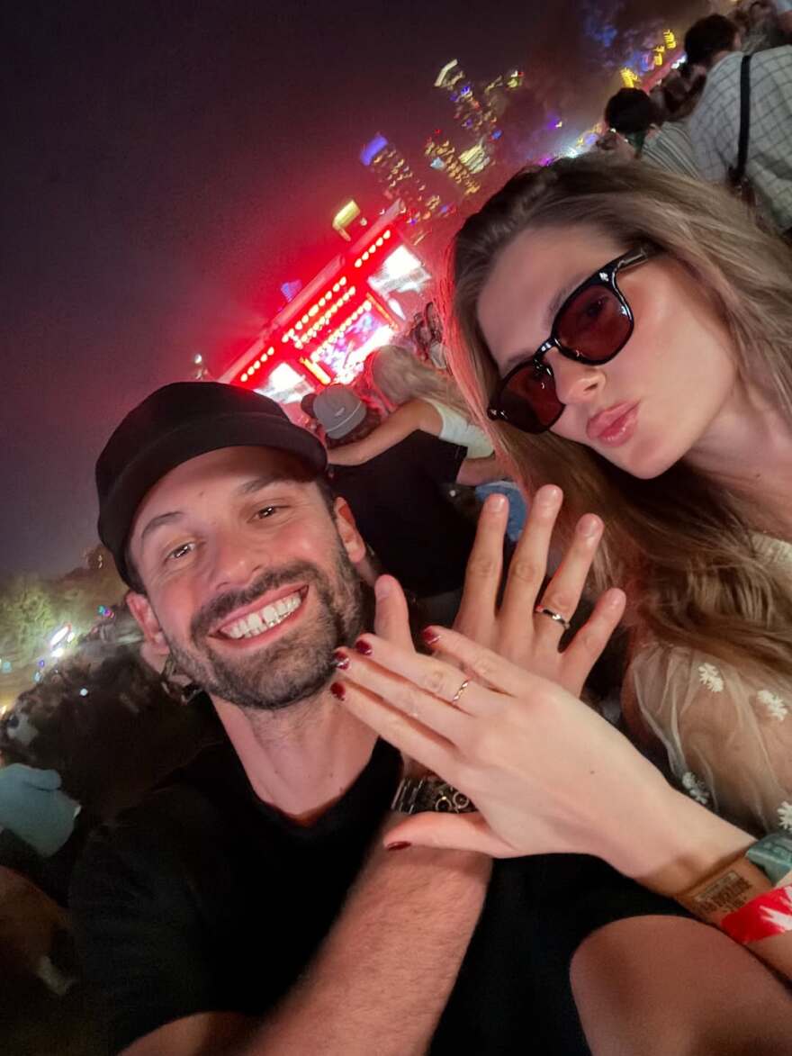 Η Αμαλία Κωστοπούλου και ο σύζυγός της, Τζέικ Μέντγουελ έδειξαν τη βέρα του γάμου τους